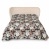 Trapunta Bellapiuma DaunenStep Floreale Grigio Azzurro matrimoniale 270x260 su letto sfondo bianco_risultato_risultato Tessili Daunenstep - Trapunta Bellapiuma Floreale grigio 270x260