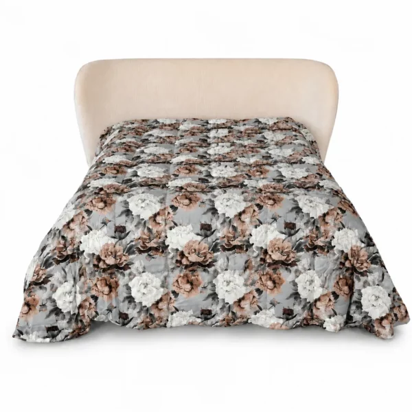 Trapunta Bellapiuma DaunenStep Floreale Grigio Azzurro matrimoniale 270x260 su letto sfondo bianco_risultato_risultato Tessili Daunenstep - Trapunta Bellapiuma Floreale grigio 270x260