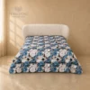 Trapunta Bellapiuma Floreale Blu Polvere DaunenStep 270x260 Sfondo Possedoni Tessili DaunenStep - Trapunta Bellapiuma Floreale Blu Polvere